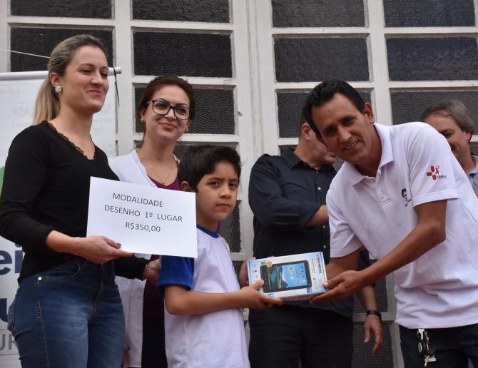 Sete entrega tablets a alunos vencedores de concurso sobre dengue